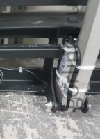 Крепление штока актуатора к раме люка в подвал с электроприводом